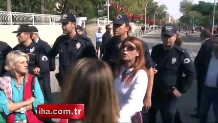 Polisten eylemci kadına tokat gibi cevap!
