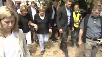 Alemania: la canciller Merkel visita la zona cero de la catástrofe
