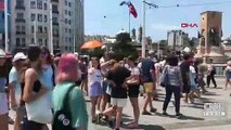 80 kişilik turist kafilesi Taksim'in tadını çıkarttı