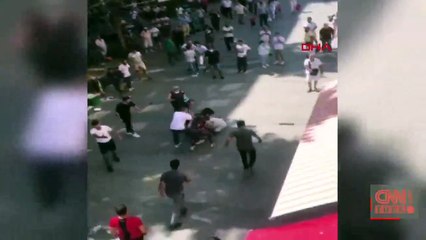 Antalya'nın en işlek caddesinde tekme tokatlı kavga!