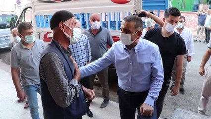 Vali Hacıbektaşoğlu ve İl Emniyet Müdürü Yılmaz, ikna ettiği vatandaşları aşı çadırına yönlendirdi
