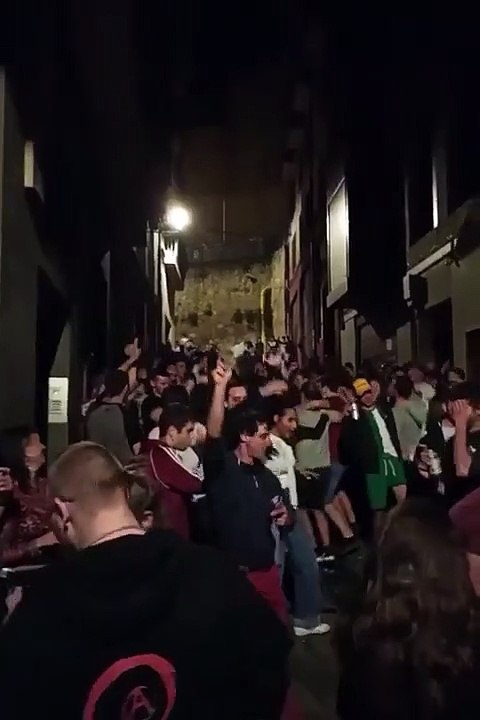 Los jóvenes de Estella siguen la fiesta de noche en la calle , a las puerta de la Herriko Taberna