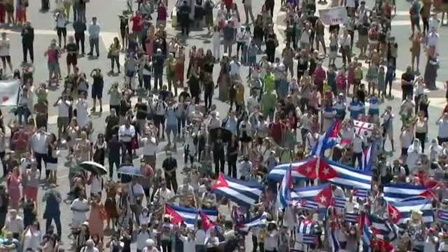 El papa Francisco regresa al balcón de San Pedro para el Ángelus tras salir del hospital