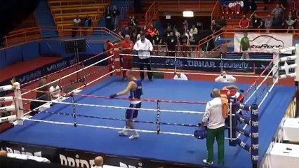 Maçı kaybeden boksör hakemi dövdü!