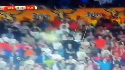 Sırbistan-Arnavutluk maçında tekmeler havada uçuştu