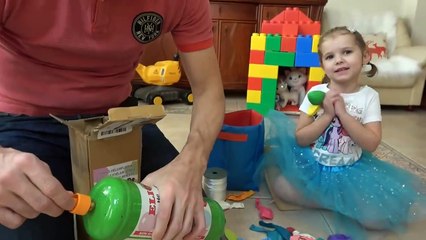 Мурка взлетает на воздушных шариках Мистер Макс & Мисс Катя (новый выпуск ) Надуваем воздушные шарики и запускаем в возд