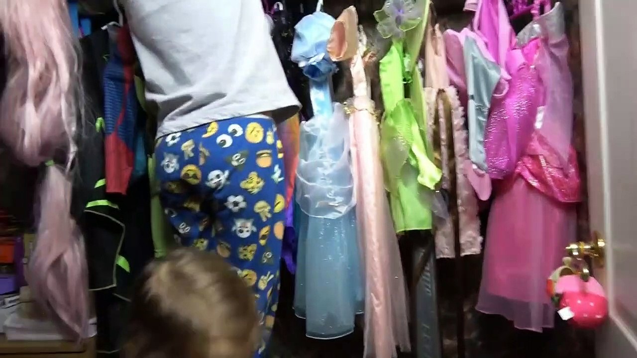 Сотни яиц с игрушками Мистер Макс & Мисс Катя (новый выпуск ) на тележке Макс и Катя ссыпали киндеры у мамы с кладовки 3