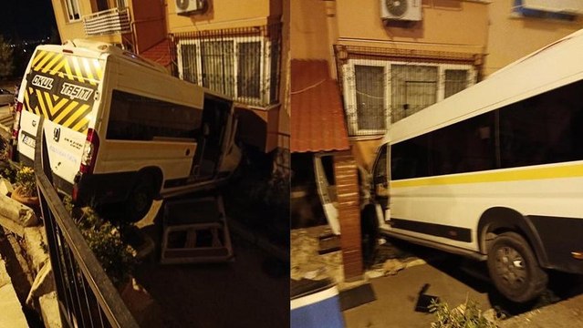 Freni boşalan minibüs apartmana çarptı