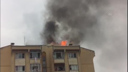 Başakşehir'de apartmanın çatısında yangın