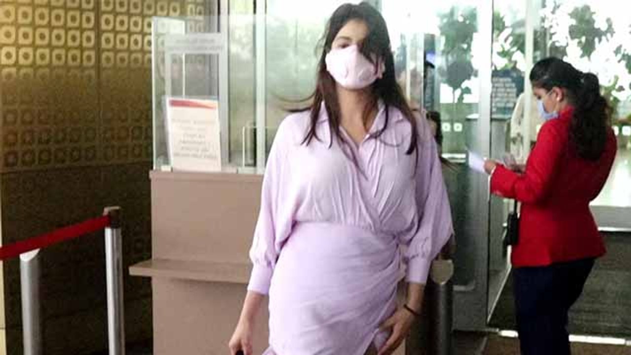 Janhvi ने Nora Fatehi के Style को किया Copy, Airport पर दिखा sexy Look | FilmiBeat