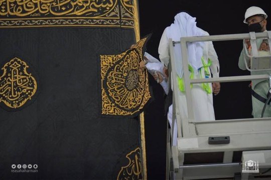 Kabe'nin örtüsü 'Kisve-i Şerif'i değiştirme çalışmaları başladı