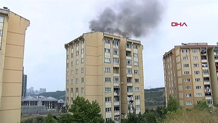 Başakşehir'de çatı katında yangın: Müdahale sürüyor