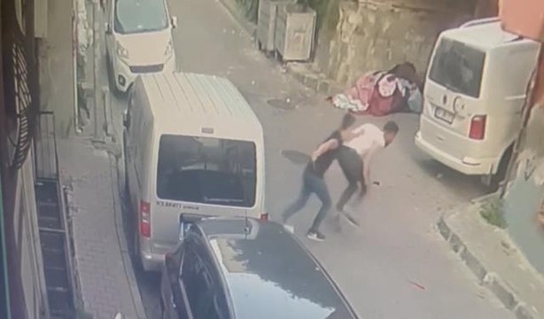 İstanbul'da korkunç cinayet kamerada: Yaralı halde motorla kaçtı, hastanede öldü