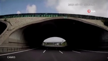Otobanda dehşet anları kamerada...Makas atarken bir otobüs dolusu insanı canından ediyordu