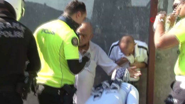 Ailesiyle tartışıp sinir krizi geçiren şahıs ortalığı birbirine kattı...Polisin silahını almaya çalışan şahıs etkisiz hale getirildi