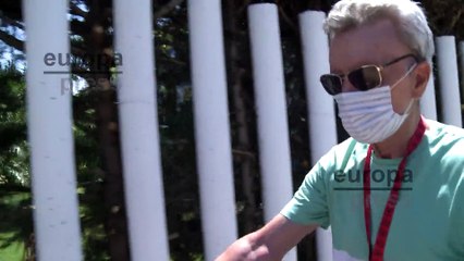 José Ortega Cano huye de las preguntas de la prensa en su bicicleta