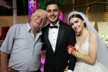 Gelinin dedesi, düğünlerinde genç çifte 300 bin TL'lik otomobil hediye etti