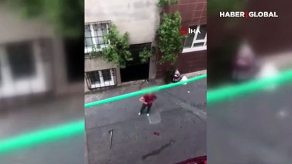 Dehşete düşüren görüntü: 3. kata balta fırlattı, satırla tehdit etti