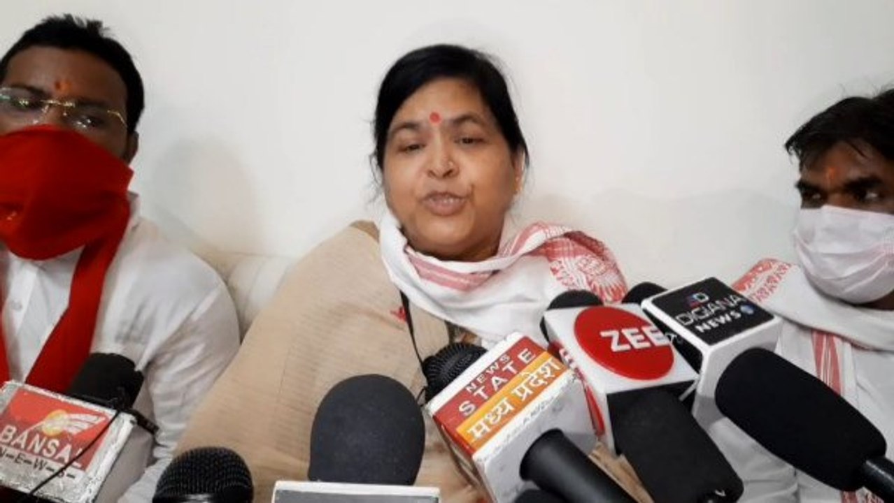 Usha Thakur Minister : मध्य प्रदेश की मंत्री उषा ठाकुर के साथ सेल्फी लेनी है तो देने होंगे 100 रुपए