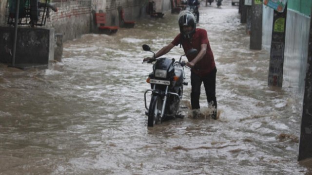 Delhi-NCR wake up to rains, witnesses waterlogging