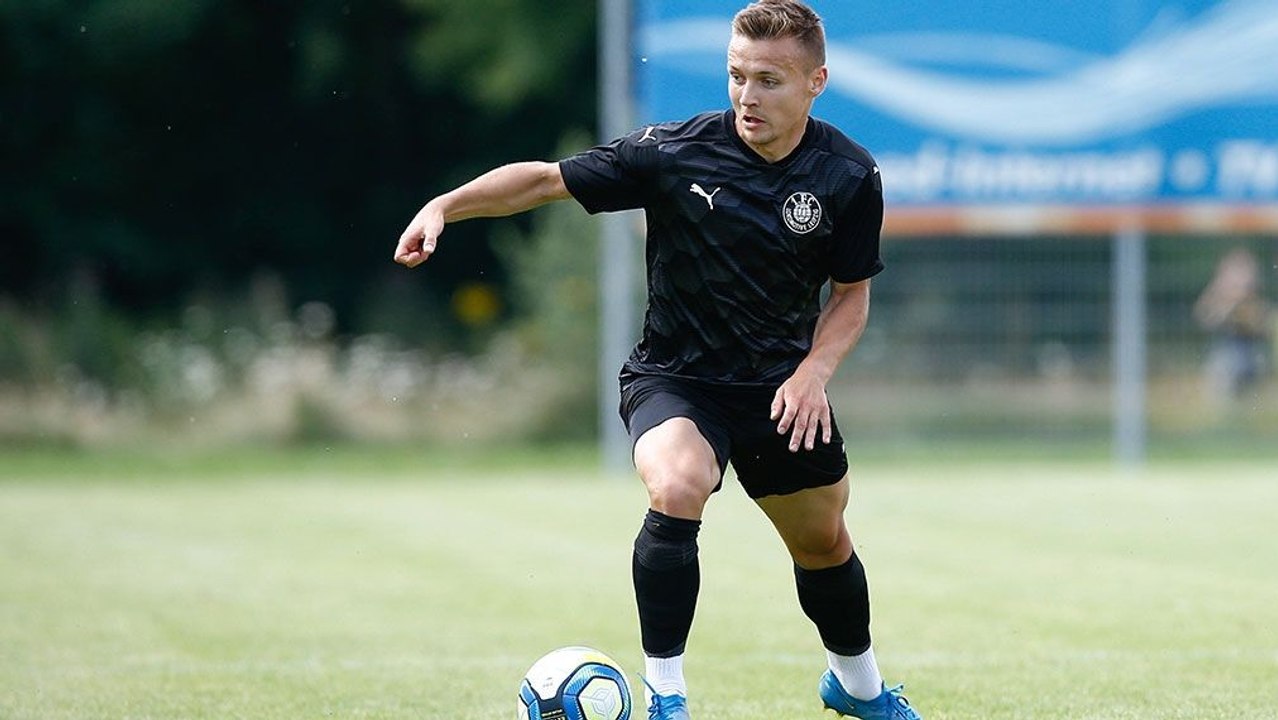 Brandts Paraden lassen Lok verzweifeln: Lucenkas Treffer mit Auge