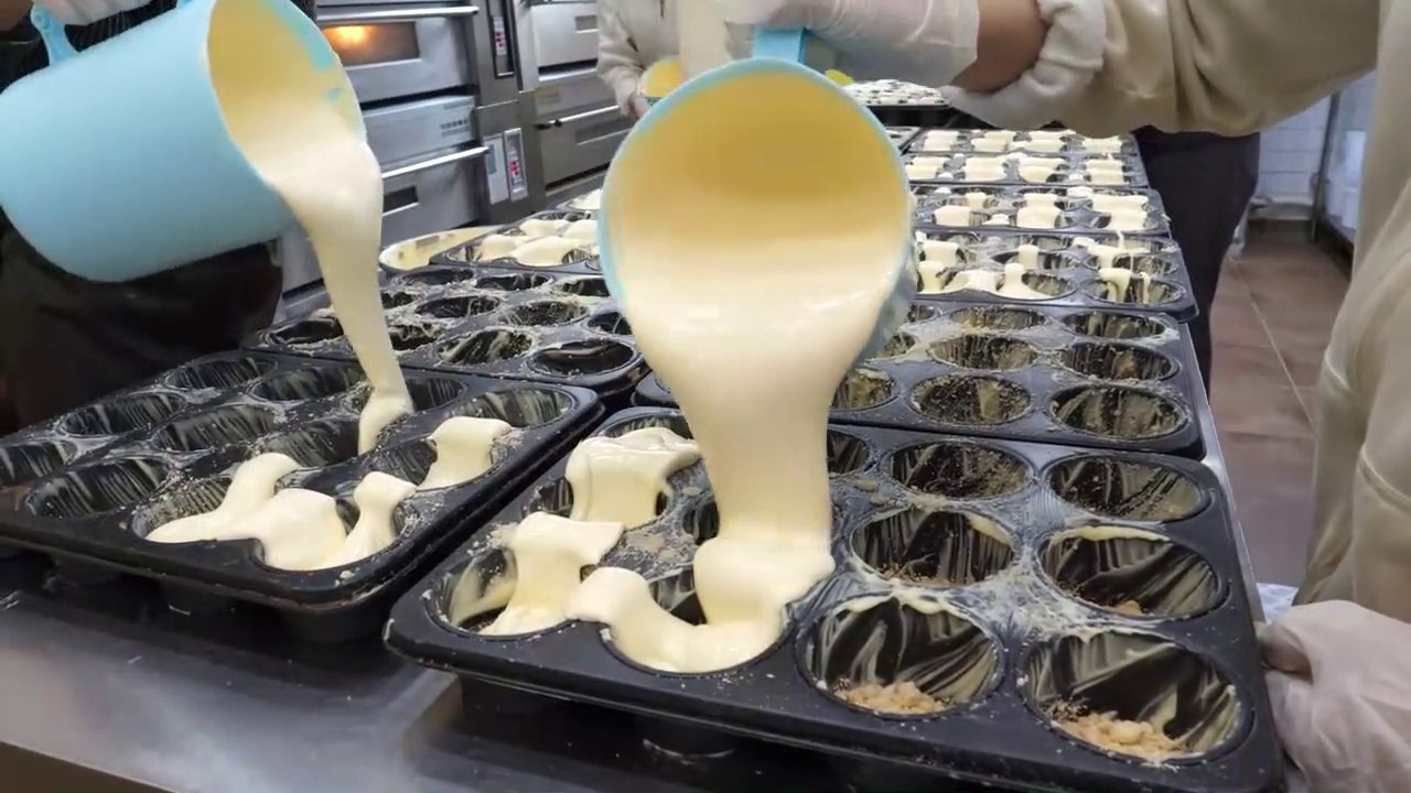 Sun Shaped Bread With Cream - Korean Street Food