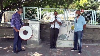 Eşinden boşandı davul zurna ile kutladı