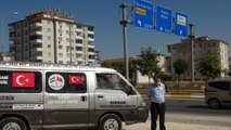 'ELMACI DEDE'DEN SURİYELİ ÇOCUKLARA BAYRAM ŞEKERİ