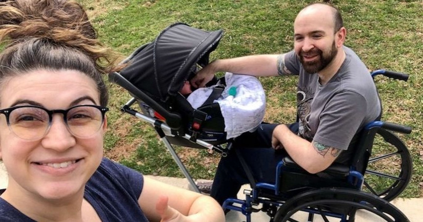 États-Unis : des lycéens fabriquent un fauteuil-poussette pour aider un père handicapé à promener son bébé