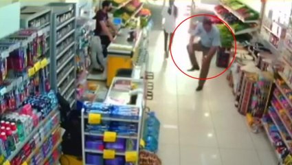 Önce uyarı yedi, sonra şaşırttı! Çorabının içinden çıkardığı maskeyi ağzına taktı
