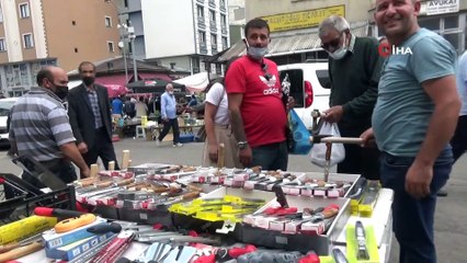 Bıçaklar kurbanlar için bileniyor