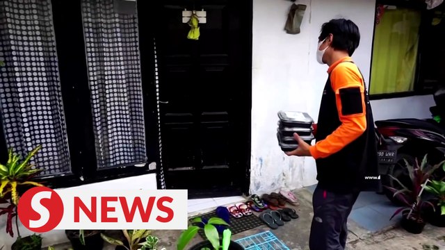 Indonesian soup kitchen feeds those in self-isolation