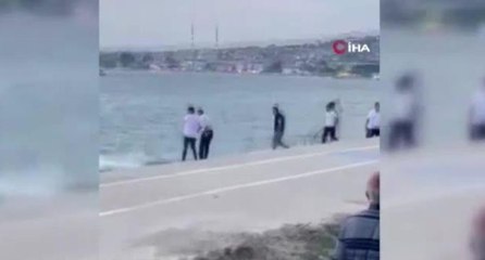 Saldırıdan kaçmak için denize atlayan vatandaşlar kamerada