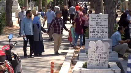 Aksaray'da mezarlıklarda bayram ziyareti yoğunluğu