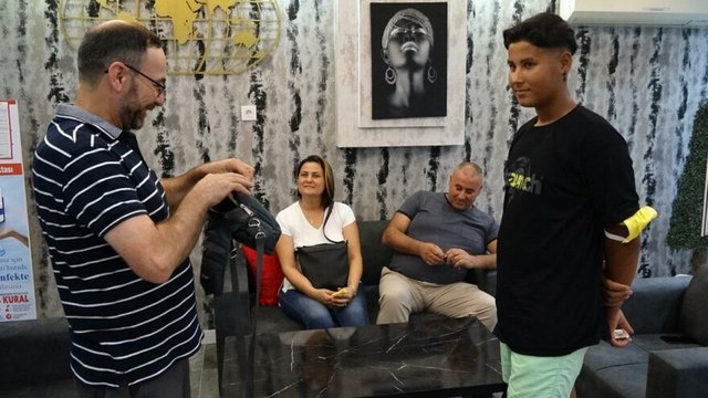 İçinde 20 Bin Kron olan çantayı, polise teslim etti