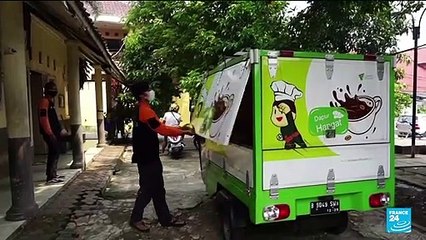 Indonesian volunteers bring food to Covid-19 patients stuck at home