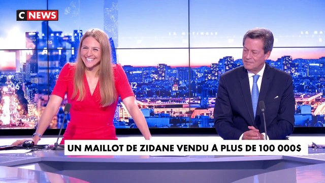 Un des maillots confectionnés pour Zinédine Zidane en vue de la finale de la Coupe du monde 1998 vendu à plus de 100.000 dollars à Los Angeles - VIDEO