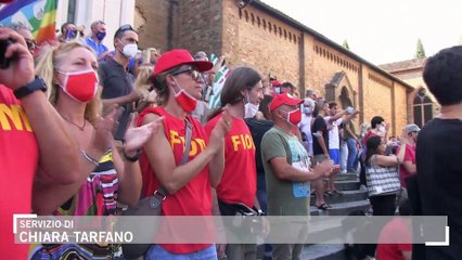 Firenze il lungo applauso agli operai Gkn in piazza: "L'Italia siamo noi"