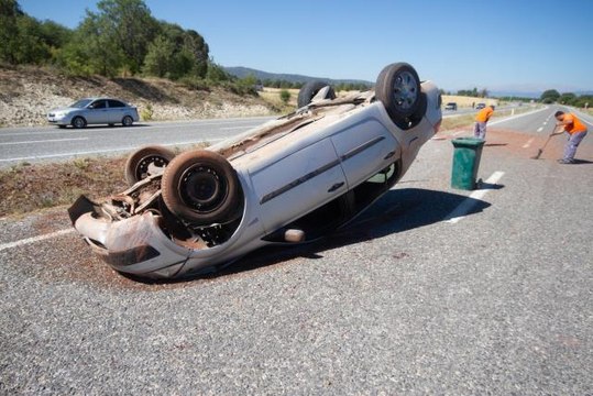 Otomobil devrildi: 2 yaralı