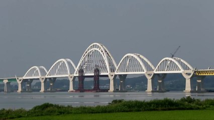 [경기] 국내 최대 아치교 설치 완료...서해선 복선전철화 '착착' / YTN