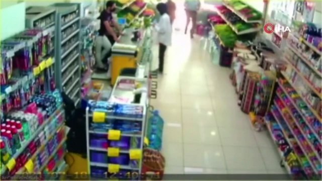 Maskeyi çorabından çıkarıp yüzüne taktı!