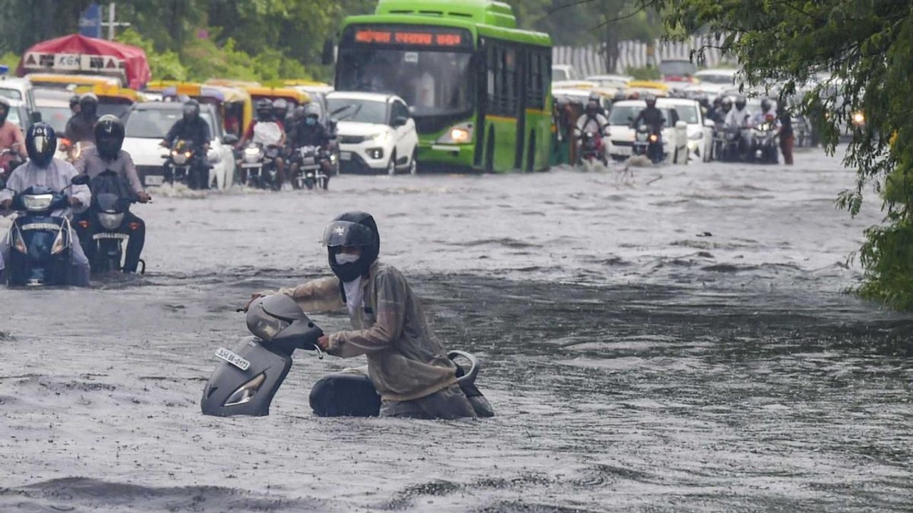 Heavy rain lashes Delhi-NCR, waterlogging in several areas