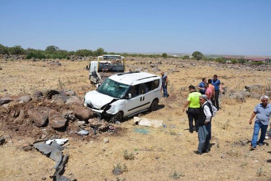 ŞANLIURFA'DA HAFİF TİCARİ ARAÇ, ŞARAMPOLE DEVRİLDİ: 8 YARALI