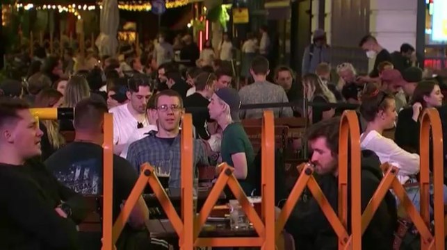 Reino Unido levanta las restricciones en plena ola de contagios