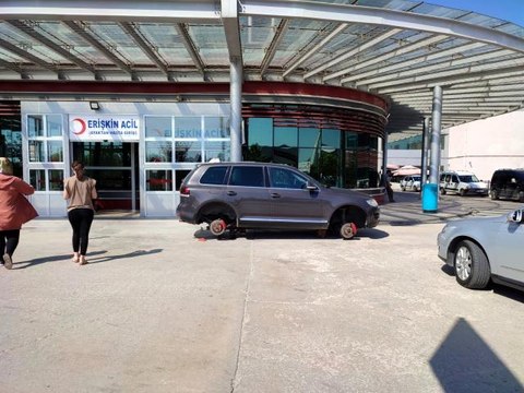 Hastane önünde ilginç görüntü! Otomobili ile ters kapandan geçen sürücü aracını takozların üzerinde bıraktı