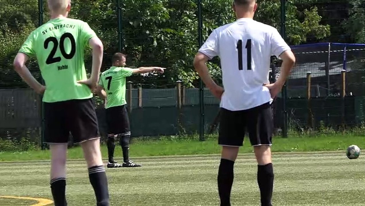 Das Goldene Tor von Artem Konrat (Eintracht Hahle) bei der SVG Göttingen II