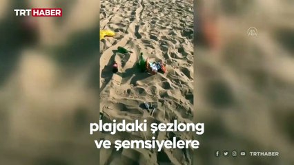 Bozcaada'daki plajın şezlongları kırdılar, şemsiyeleri yaktılar