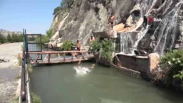 Termometreler 42 dereceyi gösterdi, sıcaktan bunalan gençler sulama kanalında serinledi