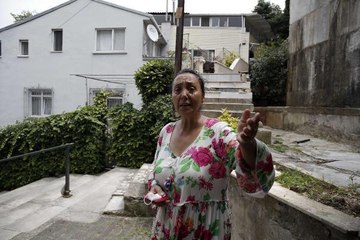 Uzun süredir sözlü tacizine maruz kaldığı komşusu tarafından sokak ortasında yerlerde sürüklendi