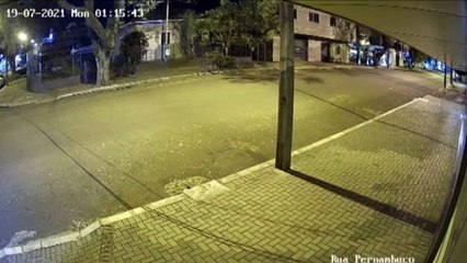 Homem arremessa paver contra vidraça de empresa em tentativa de arrombamento